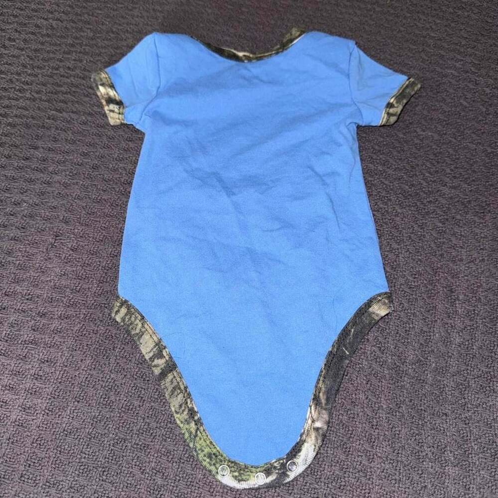 Mossy Oak Little Happy Camper Baby Onesie Blue Camo 0-3M - Picture 2 of 3